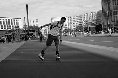 男子滑冰的灰度摄影